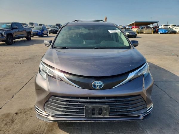 2021 TOYOTA SIENNA XLE