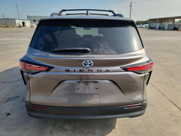 2021 TOYOTA SIENNA XLE
