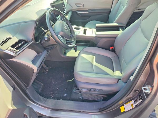 2021 TOYOTA SIENNA XLE