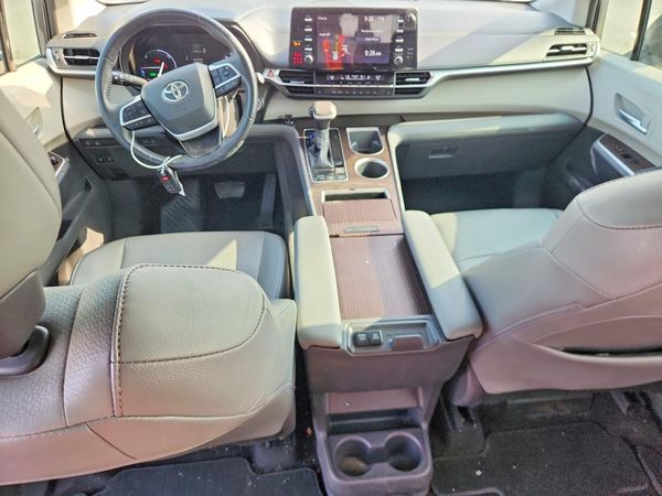 2021 TOYOTA SIENNA XLE