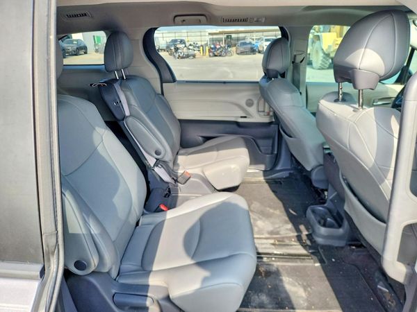2021 TOYOTA SIENNA XLE