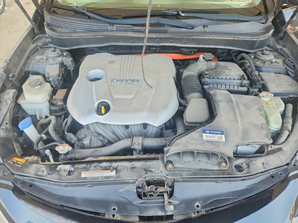2013 HYUNDAI SONATA Hybrid / Hybrid Limited — Engine bay