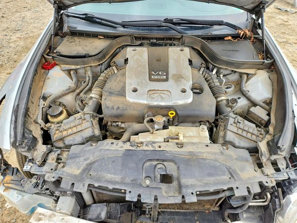 2012 INFINITI G37 — Engine bay
