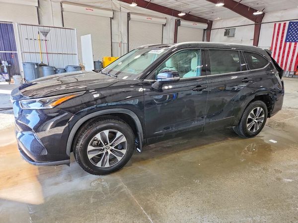 2021 TOYOTA HIGHLANDER XLE Nav