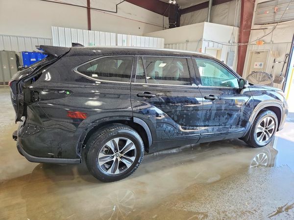 2021 TOYOTA HIGHLANDER XLE Nav