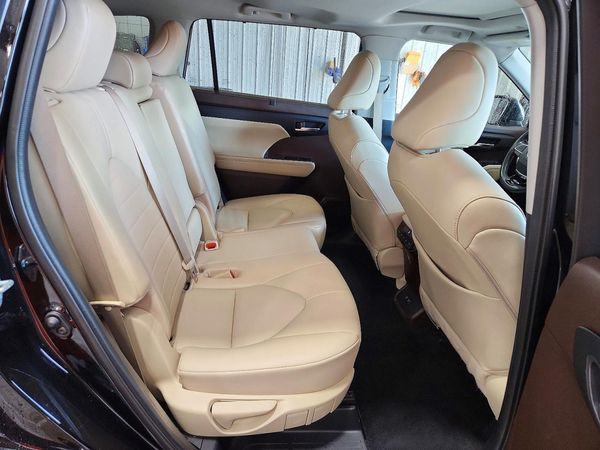 2021 TOYOTA HIGHLANDER XLE Nav