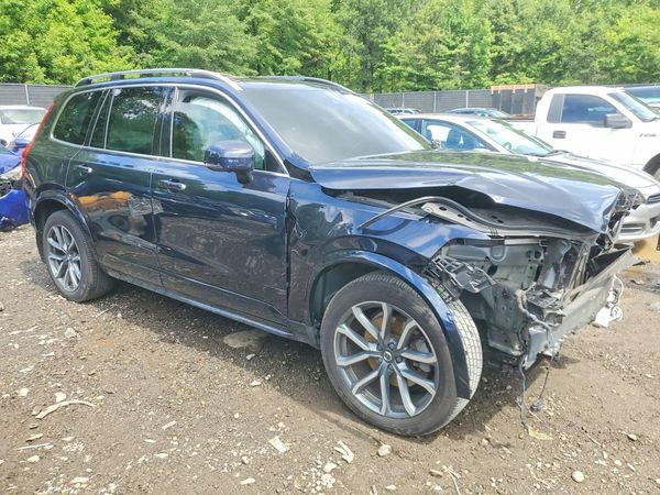 2019 VOLVO XC90 Momentum — Passenger 3/4