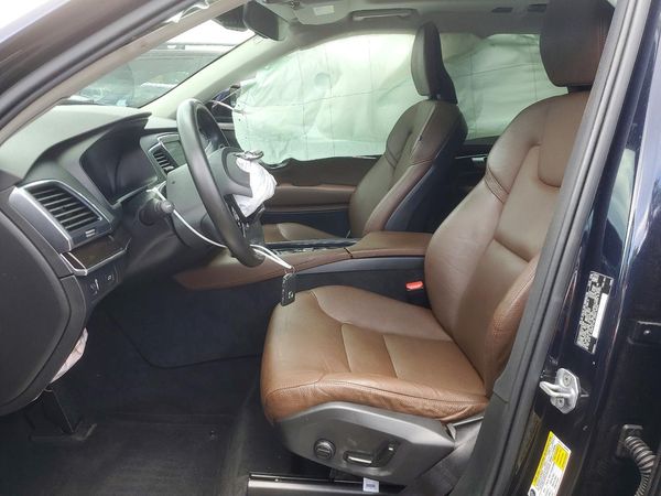 2019 VOLVO XC90 Momentum — DENT