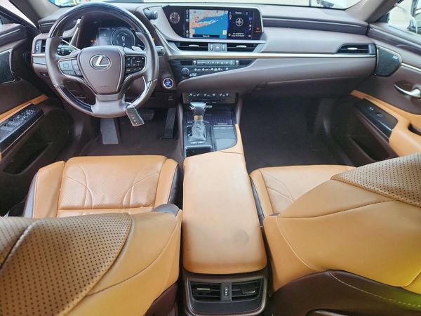 2019 LEXUS ES
