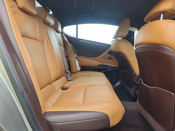 2019 LEXUS ES