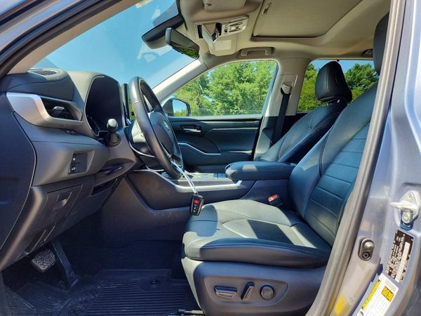 2021 TOYOTA HIGHLANDER XLE Nav