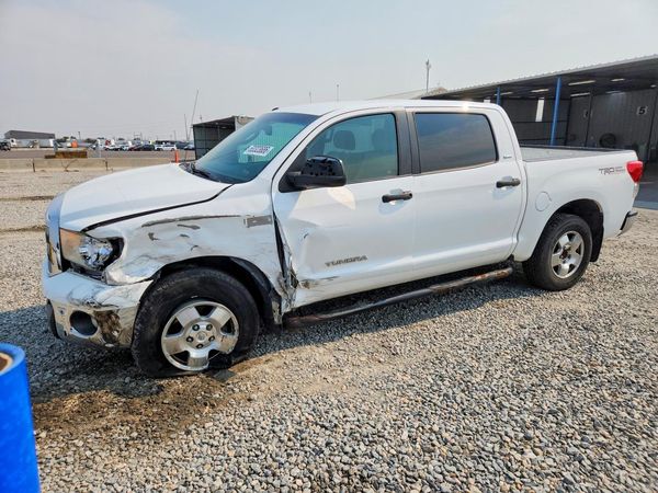2013 TOYOTA TUNDRA SR5 — Front 3/4