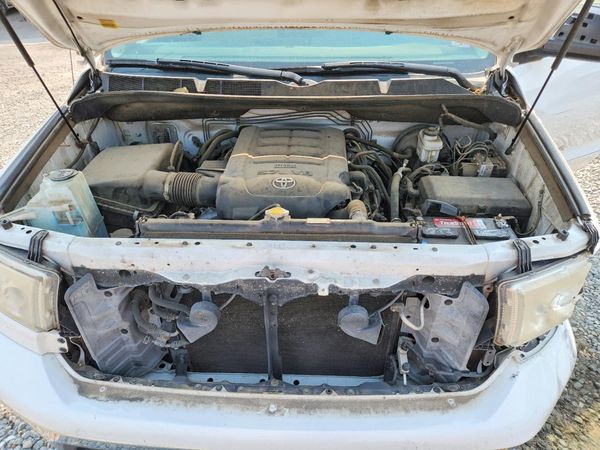 2013 TOYOTA TUNDRA SR5 — Engine bay