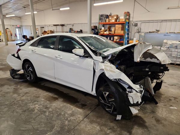 2025 HYUNDAI ELANTRA SEL Convenience — Passenger 3/4