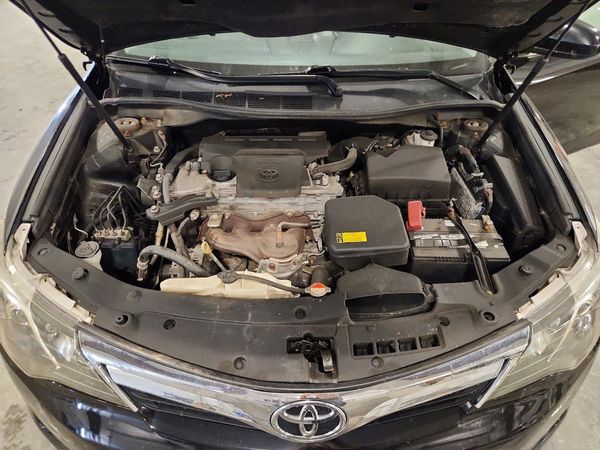 2014 TOYOTA CAMRY — Engine bay