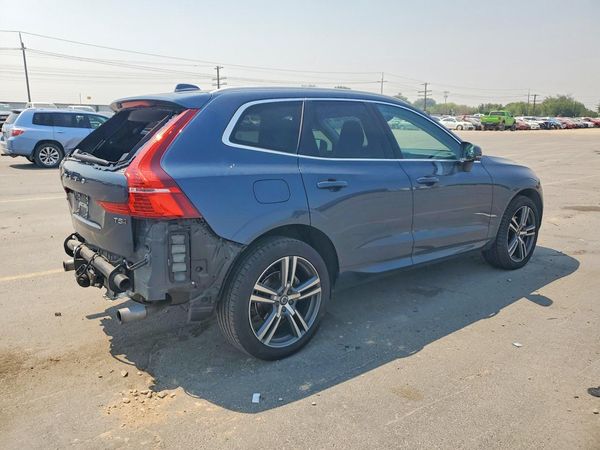 2021 VOLVO XC60 Momentum