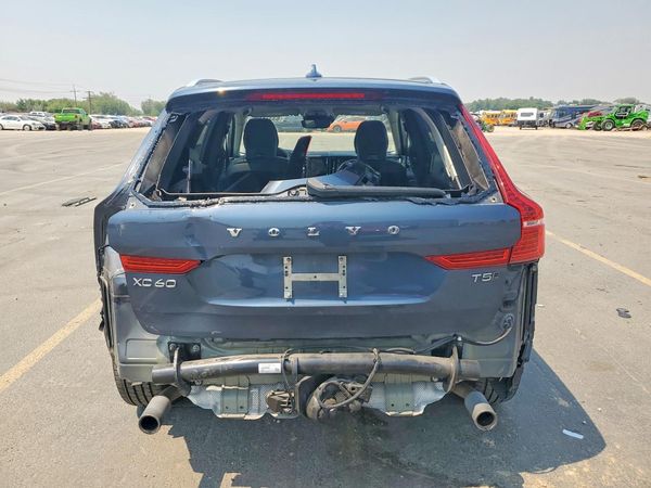 2021 VOLVO XC60 Momentum