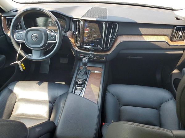 2021 VOLVO XC60 Momentum