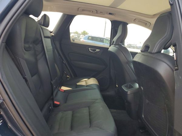 2021 VOLVO XC60 Momentum
