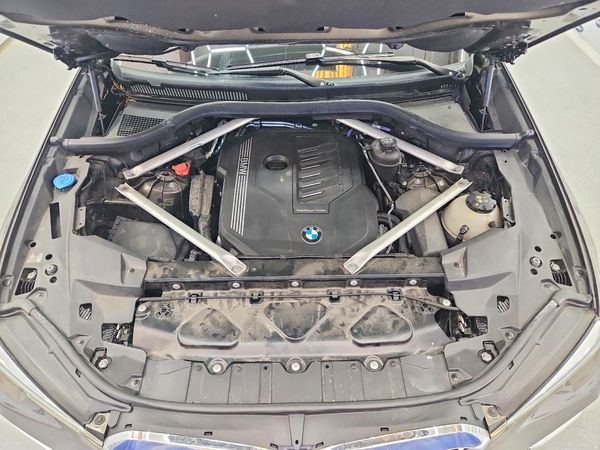 2023 BMW X5 sDrive40i — Engine bay