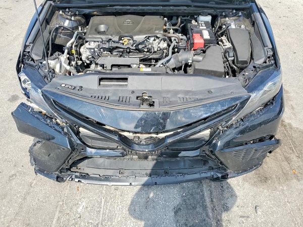 2021 TOYOTA CAMRY SE — Engine bay