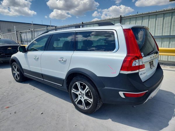 2015 VOLVO XC70 Premier (non R design)