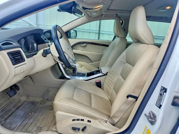 2015 VOLVO XC70 Premier (non R design)