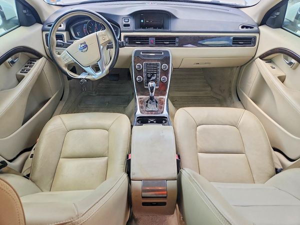 2015 VOLVO XC70 Premier (non R design)