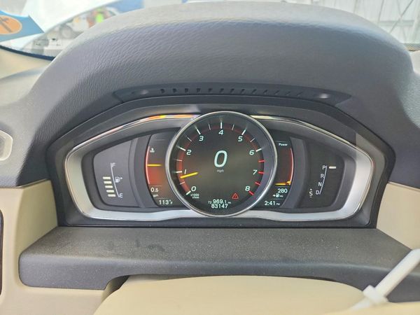 2015 VOLVO XC70 Premier (non R design)