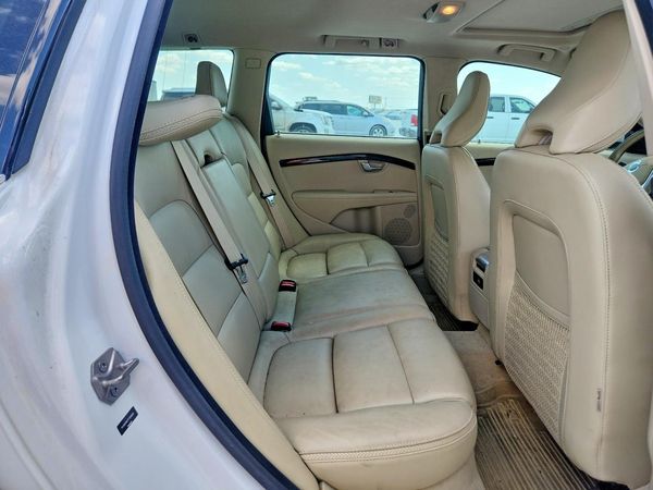2015 VOLVO XC70 Premier (non R design)