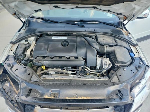 2015 VOLVO XC70 Premier (non R design)
