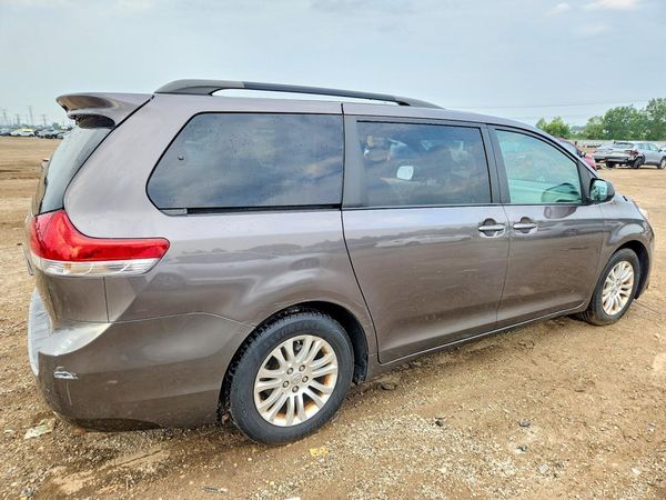 2013 TOYOTA SIENNA