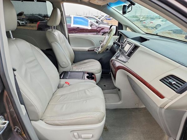 2013 TOYOTA SIENNA