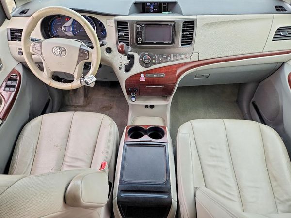 2013 TOYOTA SIENNA