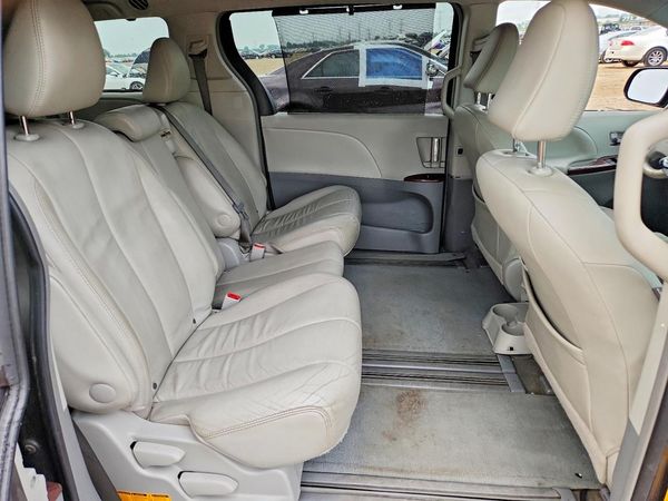 2013 TOYOTA SIENNA