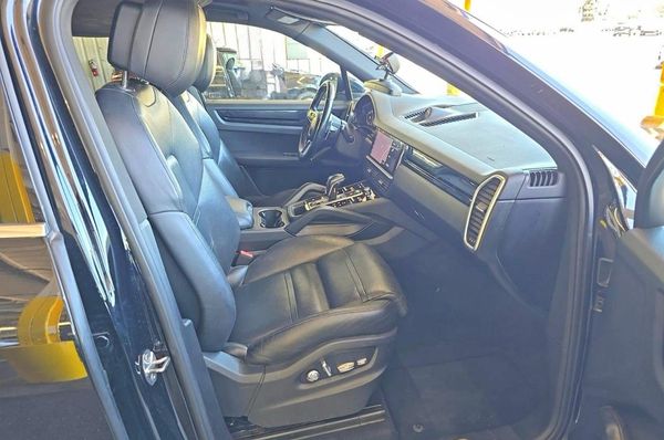 2019 PORSCHE CAYENNE