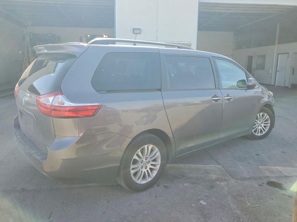 2017 TOYOTA SIENNA