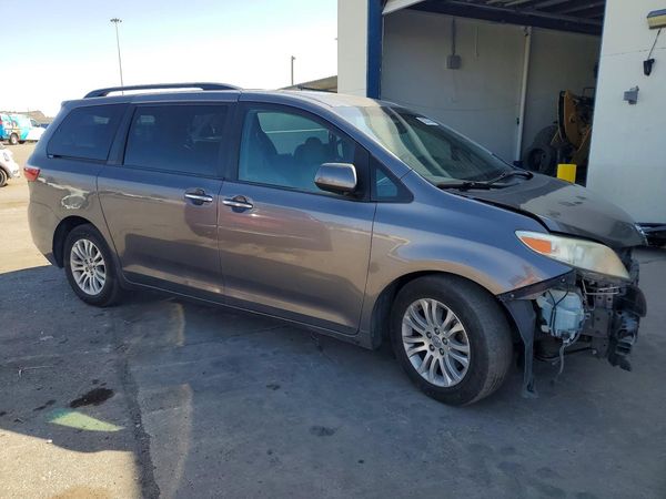 2017 TOYOTA SIENNA