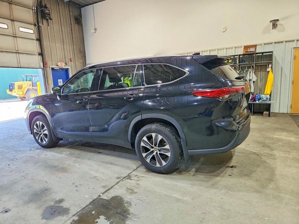 2022 TOYOTA HIGHLANDER XLE