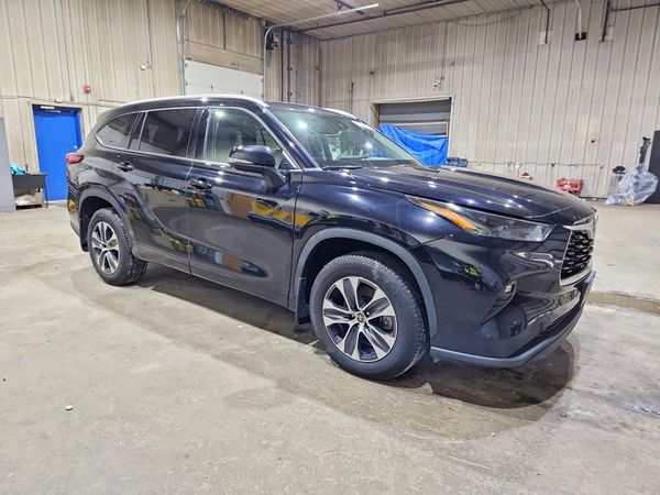 2022 TOYOTA HIGHLANDER XLE