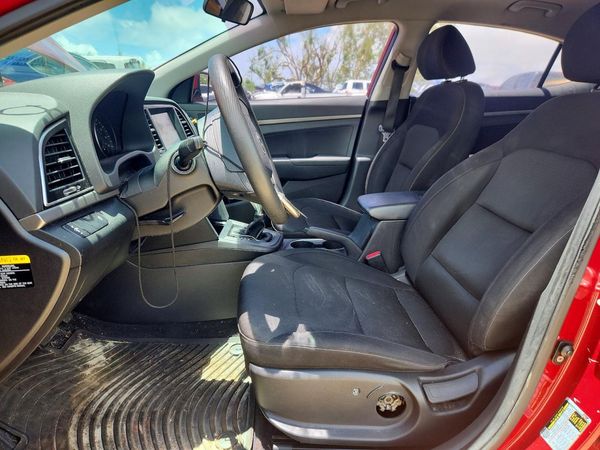 2017 HYUNDAI ELANTRA SE Base — DENT