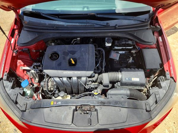 2017 HYUNDAI ELANTRA SE Base — Engine bay