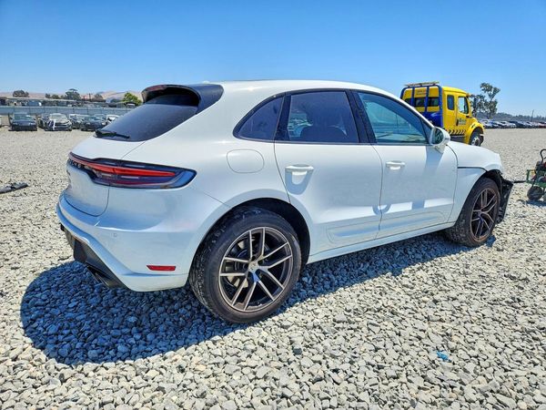 2025 PORSCHE MACAN