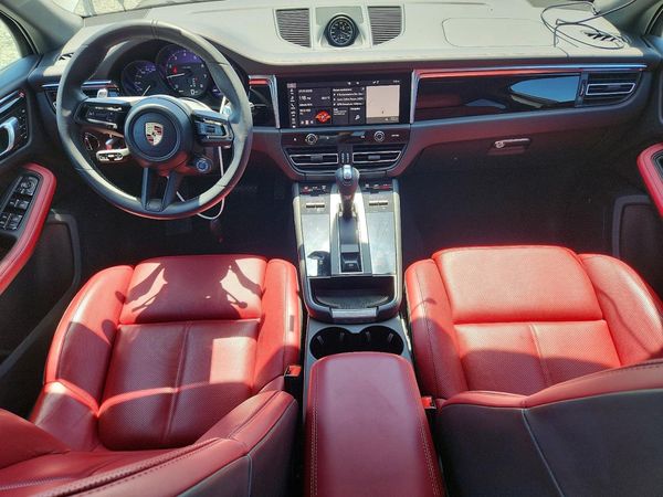 2025 PORSCHE MACAN