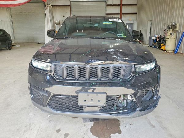 2023 JEEP GRAND CHEROKEE Laredo, Altitude