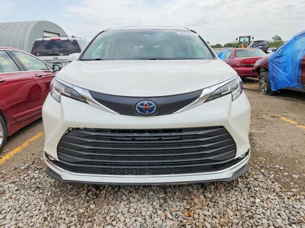 2021 TOYOTA SIENNA XLE Plus Package