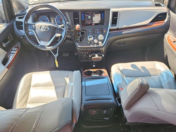2017 TOYOTA SIENNA