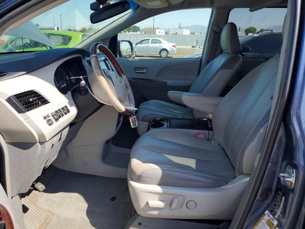 2014 TOYOTA SIENNA