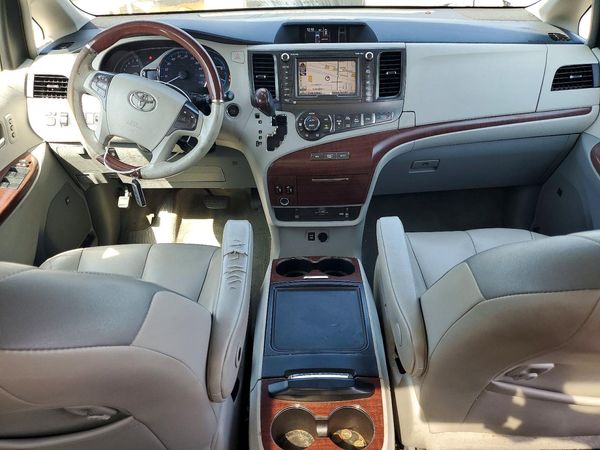 2014 TOYOTA SIENNA
