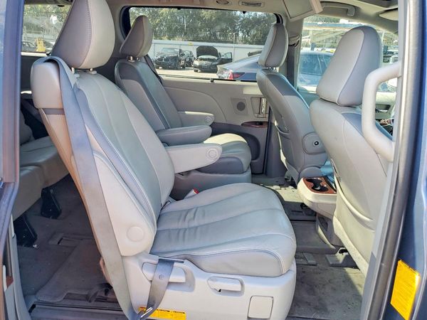 2014 TOYOTA SIENNA